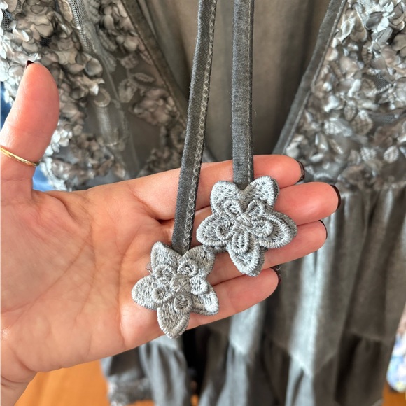 NWOT- Boutique floral appliqué dress - Picture 4 of 6